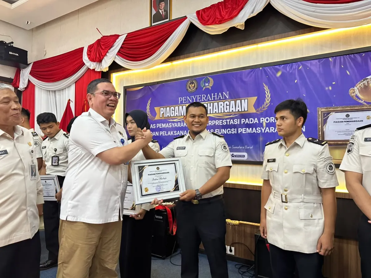 Dua Pegawai Lapas Dharmasraya Terima Penghargaan dari Kanwil Ditjenpas Sumbar ‎